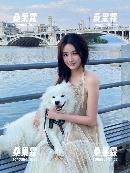 52吃瓜网苹果版：一边吃瓜，一边虚幻的偷偷乐，谁知道呢？-桑果霖