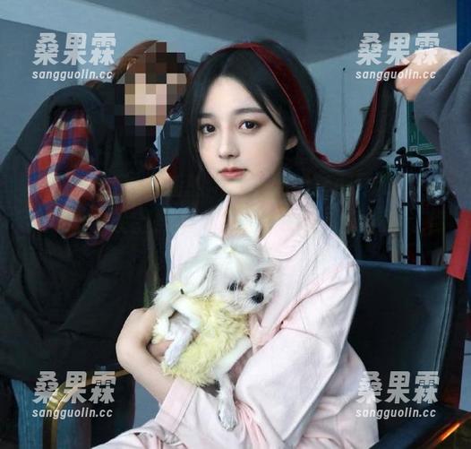 最新的“五一吃瓜官网网页版”特别适合晚上操作,虽然黑乎乎,但争取让你心里亮!-桑果霖 最新的“五一吃瓜官网网页版”特别适合晚上操作,虽然黑乎乎,但争取让你心里亮!-桑果霖