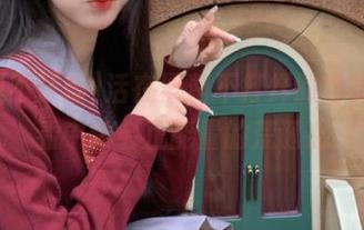 活在黑料不打烊的世界，观看中体会正能量的荒诞感